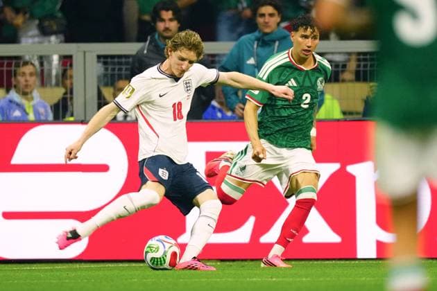 Anthony Gordon of England has a shot Mexico v England, 2026 FIFA World Cup, WM, Weltmeisterschaft, Fussball Round of 16, Football, Azteca Stadium, Mexico City, Mexico - 05 Jul 2026Mexico City Azteca Stadium Mexico  Copyright: xJavierxGarcia Shutterstockx 16975483bg