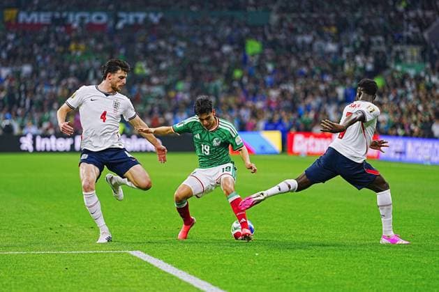 Sport Themen der Woche KW27 Declan Rice of England, Gilberto Mora of Mexico and Bukayo Saka of England Mexico v England, 2026 FIFA World Cup, WM, Weltmeisterschaft, Fussball Round of 16, Football, Azteca Stadium, Mexico City, Mexico - 05 Jul 2026Mexico City Azteca Stadium Mexico  Copyright: xJavierxGarcia Shutterstockx 16975483bj