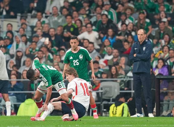 Mexico v England - FIFA World Cup, WM, Weltmeisterschaft, Fussball 2026 - Round of 16 MEXICO CITY, MEXICO - JULY 05: Cesar Montes (3) of Mexico in action against Bukayo Saka of England during the FIFA World Cup 2026 Round of 16 match between Mexico and England at Mexico Stadium (Estadio Azteca) in Mexico City, Mexico on July 05, 2026. Juancho Torres Anadolu Mexico City Mexico. Editorial use only. Please get in touch for any other usage.  Copyright: x2026xAnadoluxJuanchoxTorresx