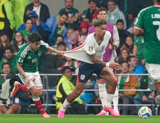 Mexico v England - FIFA World Cup, WM, Weltmeisterschaft, Fussball 2026 - Round of 16 MEXICO CITY, MEXICO - JULY 05: Cesar Montes (3) of Mexico in action against Bukayo Saka of England during the FIFA World Cup 2026 Round of 16 match between Mexico and England at Mexico Stadium (Estadio Azteca) in Mexico City, Mexico on July 05, 2026. Juancho Torres Anadolu Mexico City Mexico. Editorial use only. Please get in touch for any other usage.  Copyright: x2026xAnadoluxJuanchoxTorresx