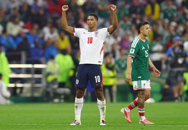England s Jude Bellingham (10) celebrates after scoring his second goal as Mexico s Roberto Alvarado walks away in the first half of a Round of 16 FIFA World Cup, WM, Weltmeisterschaft, Fussball match at Mexico City Stadium in Mexico City, Mexico, on Sunday, July 5, 2026. Bellingham scored two goals within less than two minutes of each other.  MEX20260705813 CHRISTIANxBRUNSKILL