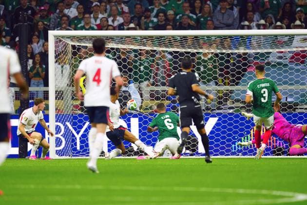 Jude Bellingham of England scores the second goal Mexico v England, 2026 FIFA World Cup, WM, Weltmeisterschaft, Fussball Round of 16, Football, Azteca Stadium, Mexico City, Mexico - 05 Jul 2026Mexico City Azteca Stadium Mexico  Copyright: xJavierxGarcia Shutterstockx 16975483br