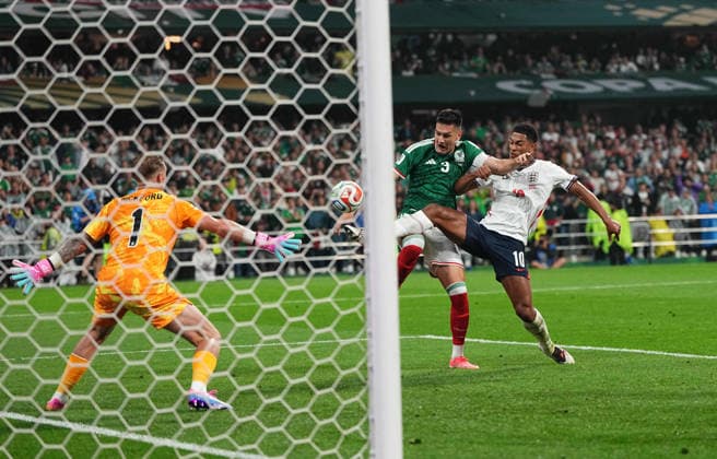 Cesar Montes (Mexico) and Jude Bellingham (England) during Mexico and England, Round of 16 FIFA World Cup, WM, Weltmeisterschaft, Fussball 2026, Azteca Stadium, Mexico, Mexico on July 5, 2026. Thor Wegner DeFodi Images. (Photo by DeFodi Images) - *** Cesar Montes (Mexico) and Jude Bellingham (England) during the Round of 16 match between Mexico and England at the 2026 FIFA World Cup, Azteca Stadium, Mexico City, on July 5, 2026. Photo by Thor Wegner, DeFodi Images