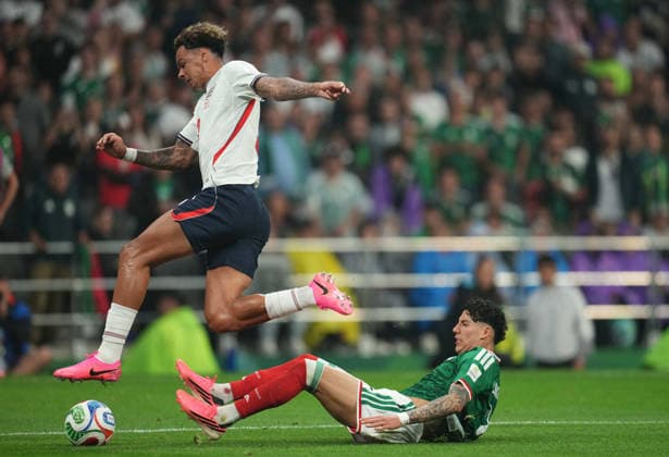 Roberto Alvarado (Mexico) and Nico O™Reilly (England) during Mexico and England, Round of 16 FIFA World Cup, WM, Weltmeisterschaft, Fussball 2026, Azteca Stadium, Mexico, Mexico on July 5, 2026. Thor Wegner DeFodi Images. (Photo by DeFodi Images) - *** Roberto Alvarado of Mexico and Nico O’Reilly of England during the Mexico vs. England Round of 16 match at the 2026 FIFA World Cup, Azteca Stadium, Mexico City, on July 5, 2026. Photo by Thor Wegner, DeFodi Images