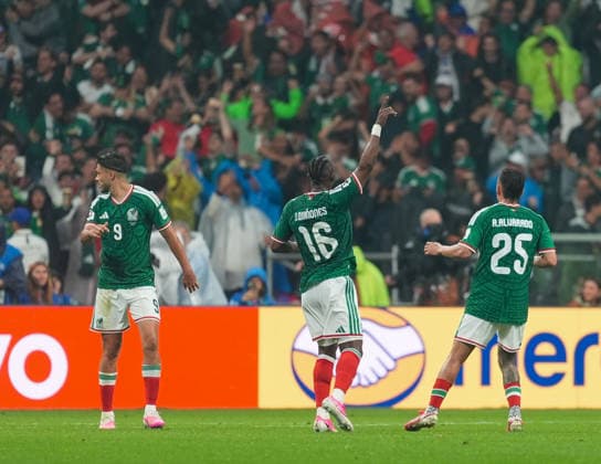 Mexico v England - FIFA World Cup, WM, Weltmeisterschaft, Fussball 2026 - Round of 16 MEXICO CITY, MEXICO - JULY 05: Julian Quinones (16) of Mexico celebrates with his teammates after scoring a goal during the FIFA World Cup 2026 Round of 16 match between Mexico and England at Mexico Stadium (Estadio Azteca) in Mexico City, Mexico on July 05, 2026. Juancho Torres Anadolu Mexico City Mexico. Editorial use only. Please get in touch for any other usage.  Copyright: x2026xAnadoluxJuanchoxTorresx