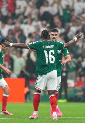 Mexico v England - FIFA World Cup, WM, Weltmeisterschaft, Fussball 2026 - Round of 16 MEXICO CITY, MEXICO - JULY 05: Julian Quinones (16) of Mexico celebrates with his teammates after scoring a goal during the FIFA World Cup 2026 Round of 16 match between Mexico and England at Mexico Stadium (Estadio Azteca) in Mexico City, Mexico on July 05, 2026. Juancho Torres Anadolu Mexico City Mexico. Editorial use only. Please get in touch for any other usage.  Copyright: x2026xAnadoluxJuanchoxTorresx
