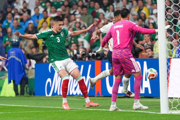 Mexico v England - FIFA World Cup, WM, Weltmeisterschaft, Fussball 2026 - Round of 16 MEXICO CITY, MEXICO - JULY 05: Cesar Montes (3) of Mexico in action during the FIFA World Cup 2026 Round of 16 match between Mexico and England at Mexico Stadium (Estadio Azteca) in Mexico City, Mexico on July 05, 2026. Juancho Torres Anadolu Mexico City Mexico. Editorial use only. Please get in touch for any other usage.  Copyright: x2026xAnadoluxJuanchoxTorresx