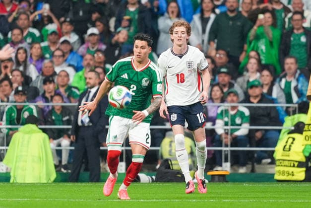 Mexico v England - FIFA World Cup, WM, Weltmeisterschaft, Fussball 2026 - Round of 16 MEXICO CITY, MEXICO - JULY 05: Jorge Sanchez (2) of Mexico in action against Anthony Gordon (18) of England during the FIFA World Cup 2026 Round of 16 match between Mexico and England at Mexico Stadium (Estadio Azteca) in Mexico City, Mexico on July 05, 2026. Juancho Torres Anadolu Mexico City Mexico. Editorial use only. Please get in touch for any other usage.  Copyright: x2026xAnadoluxJuanchoxTorresx
