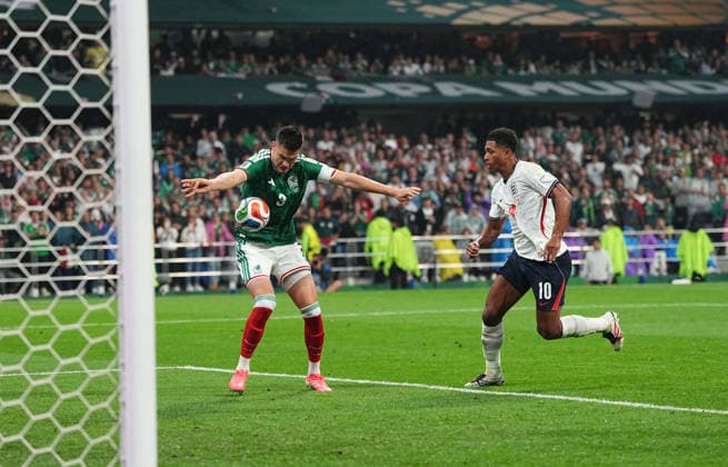 Cesar Montes (Mexico) and Jude Bellingham (England) during Mexico and England, Round of 16 FIFA World Cup, WM, Weltmeisterschaft, Fussball 2026, Azteca Stadium, Mexico, Mexico on July 5, 2026. Thor Wegner DeFodi Images. (Photo by DeFodi Images) - *** Cesar Montes (Mexico) and Jude Bellingham (England) during the Round of 16 match between Mexico and England at the 2026 FIFA World Cup, Azteca Stadium, Mexico City, on July 5, 2026. Photo by Thor Wegner, DeFodi Images