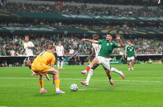 Jordan Pickford (England) and Raul Jimenez (Mexico) during Mexico and England, Round of 16 FIFA World Cup, WM, Weltmeisterschaft, Fussball 2026, Azteca Stadium, Mexico, Mexico on July 5, 2026. Thor Wegner DeFodi Images. (Photo by DeFodi Images) - *** Jordan Pickford of England and Raúl Jiménez of Mexico during the Round of 16 match between Mexico and England at the 2026 FIFA World Cup, Azteca Stadium, Mexico City, on July 5, 2026. Photo by DeFodi Images, Thor Wegner