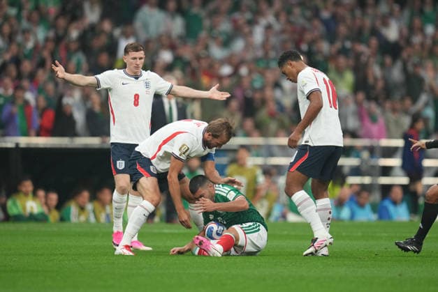 Harry Kane (England) and Roberto Alvarado (Mexico) during Mexico and England, Round of 16 FIFA World Cup, WM, Weltmeisterschaft, Fussball 2026, Azteca Stadium, Mexico, Mexico on July 5, 2026. Thor Wegner DeFodi Images. (Photo by DeFodi Images) - *** Harry Kane of England and Roberto Alvarado of Mexico during the Round of 16 match between Mexico and England at the 2026 FIFA World Cup, Azteca Stadium, Mexico City, on July 5, 2026. Photo by Thor Wegner, DeFodi Images