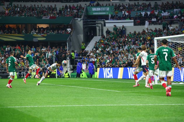 FIFA World Cup, WM, Weltmeisterschaft, Fussball 2026: Mexico v England MEXICO CITY, MEXICO - 5th July 2026: Jude Bellingham of England scores his side s first goal during the FIFA World Cup 2026 Round of 16 match between Mexico and England at Azteca Stadium Mexico City Azteca Stadium Mexico Copyright: xCraigxMercerx xPeakxActionxPhotosx