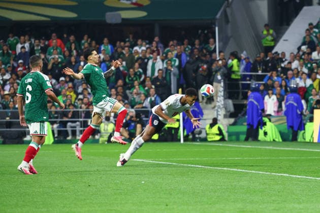 FIFA World Cup, WM, Weltmeisterschaft, Fussball 2026: Mexico v England MEXICO CITY, MEXICO - 5th July 2026: Jude Bellingham of England scores his side s first goal during the FIFA World Cup 2026 Round of 16 match between Mexico and England at Azteca Stadium Mexico City Azteca Stadium Mexico Copyright: xCraigxMercerx xPeakxActionxPhotosx