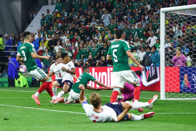 FIFA World Cup, WM, Weltmeisterschaft, Fussball 2026: Mexico v England MEXICO CITY, MEXICO - 5th July 2026: Jude Bellingham of England scores his side s second goal during the FIFA World Cup 2026 Round of 16 match between Mexico and England at Azteca Stadium Mexico City Azteca Stadium Mexico Copyright: xCraigxMercerx xPeakxActionxPhotosx