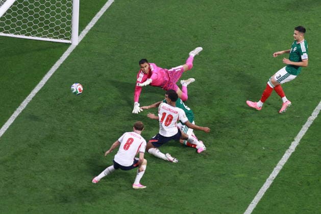 FIFA World Cup, WM, Weltmeisterschaft, Fussball 2026 - Round of 16 - Mexico vs. England Jude Bellingham of England (C) scores the 0-2 goal during the FIFA World Cup 2026 Round of 16 soccer match between Mexico and England, in Mexico City, Mexico, 05 July 2026. Mexico City Mexico  Copyright: xMARIOxGUZMANx