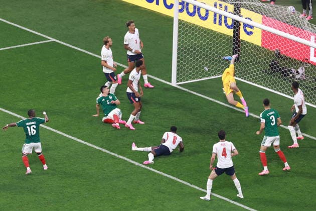 FIFA World Cup, WM, Weltmeisterschaft, Fussball 2026 - Round of 16 - Mexico vs. England Julian Quinones (L) of Mexico scores the 1-2 goal during the FIFA World Cup 2026 Round of 16 soccer match between Mexico and England, in Mexico City, Mexico, 05 July 2026. Mexico City Mexico  Copyright: xMARIOxGUZMANx