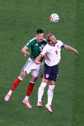 FIFA World Cup, WM, Weltmeisterschaft, Fussball 2026 - Round of 16 - Mexico vs. England Cesar Montes (L) of Mexico in action against Harry Kane of England during the FIFA World Cup 2026 Round of 16 soccer match between Mexico and England, in Mexico City, Mexico, 05 July 2026. Mexico City Mexico  Copyright: xMARIOxGUZMANx