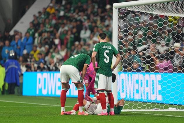 Mexico v England - FIFA World Cup, WM, Weltmeisterschaft, Fussball 2026 - Round of 16 MEXICO CITY, MEXICO - JULY 05: Players of Mexico help their teammate during the FIFA World Cup 2026 Round of 16 match between Mexico and England at Mexico Stadium (Estadio Azteca) in Mexico City, Mexico on July 05, 2026. Juancho Torres Anadolu Mexico City Mexico. Editorial use only. Please get in touch for any other usage.  Copyright: x2026xAnadoluxJuanchoxTorresx