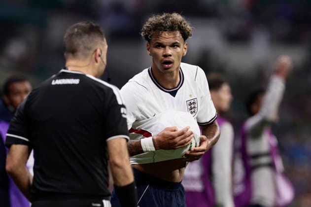 FIFA World Cup, WM, Weltmeisterschaft, Fussball 2026 - Round of 16 - Mexico vs. England Nico O Reilly of England wipes a ball during the FIFA World Cup 2026 Round of 16 soccer match between Mexico and England, in Mexico City, Mexico, 05 July 2026. Ciudad de Mexico Mexico  Copyright: xJOSExMENDEZx