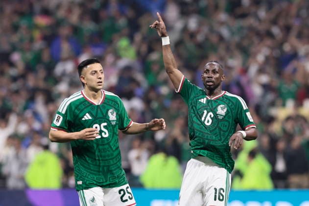 FIFA World Cup, WM, Weltmeisterschaft, Fussball 2026 - Round of 16 - Mexico vs. England Julian Quinones (R) of Mexico celebrates after scoring the 1-2 goal during the FIFA World Cup 2026 Round of 16 soccer match between Mexico and England, in Mexico City, Mexico, 05 July 2026. Ciudad de Mexico Mexico  Copyright: xJOSExMENDEZx