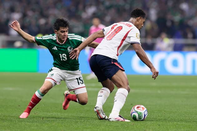 FIFA World Cup, WM, Weltmeisterschaft, Fussball 2026 - Round of 16 - Mexico vs. England Gilberto Mora (L) of Mexico in action against Jude Bellingham of England during the FIFA World Cup 2026 Round of 16 soccer match between Mexico and England, in Mexico City, Mexico, 05 July 2026. Ciudad de Mexico Mexico  Copyright: xJOSExMENDEZx