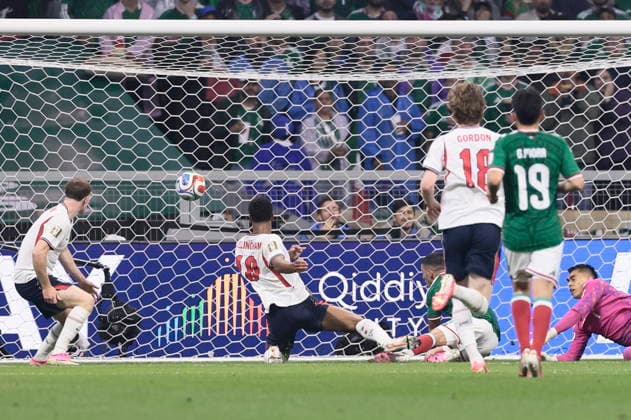 FIFA World Cup, WM, Weltmeisterschaft, Fussball 2026 - Round of 16 - Mexico vs. England Jude Bellingham (C) of England scores the 0-2 goal during the FIFA World Cup 2026 Round of 16 soccer match between Mexico and England, in Mexico City, Mexico, 05 July 2026. Ciudad de Mexico Mexico  Copyright: xJOSExMENDEZx