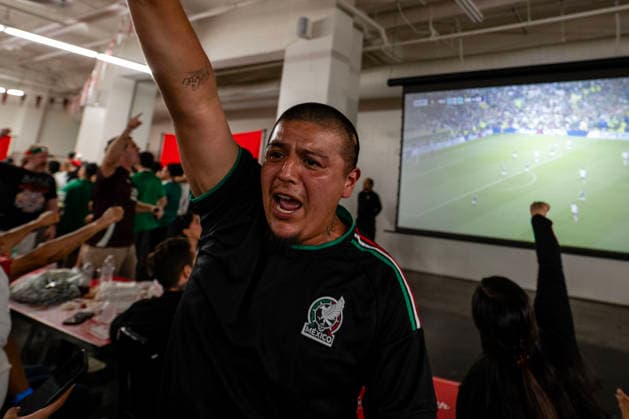 July 5, 2026, Los Angeles, California, USA: Fans cheer as Mexico scores a goal against England during a World Cup watch party at Grand Central Market in Los Angeles, California, during the 2026 FIFA World Cup, WM, Weltmeisterschaft, Fussball Mexico Vs England World Cup Watch Party 2026.  - ZUMAk198 20260705_zsp_k198_003 Copyright: xGhawamxKouchakix