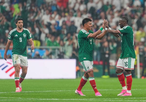 Mexico v England - FIFA World Cup, WM, Weltmeisterschaft, Fussball 2026 - Round of 16 MEXICO CITY, MEXICO - JULY 05: Julian Quinones (16) of Mexico celebrates with his teammates after scoring a goal during the FIFA World Cup 2026 Round of 16 match between Mexico and England at Mexico Stadium (Estadio Azteca) in Mexico City, Mexico on July 05, 2026. Juancho Torres Anadolu Mexico City Mexico. Editorial use only. Please get in touch for any other usage.  Copyright: x2026xAnadoluxJuanchoxTorresx