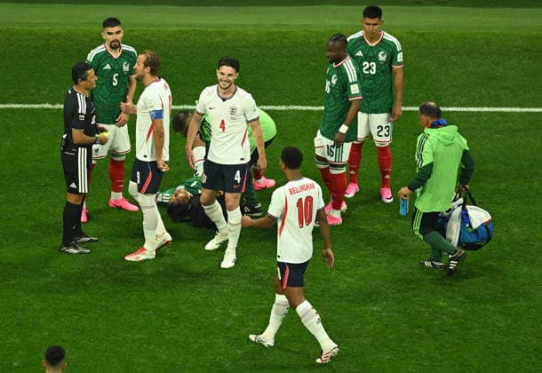 (260706) -- MEXICO CITY, July 6, 2026 -- Luis Romo (bottom) of Mexico is fouled by Declan Rice (4) of England, and Declan Rice is shown a yellow card during the round of 16 match between Mexico and England at the 2026 FIFA World Cup, WM, Weltmeisterschaft, Fussball at the Mexico City Stadium, Mexico, July 5, 2026. ) (SP)MEXICO-MEXICO CITY-FOOTBALL-FIFA WORLD CUP-ROUND OF 16-MEX VS ENG LixMuzi 