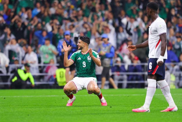 MEXICO CITY, MEXICO - JULY 5: Raul JimÃ nez of Mexico dejection during the FIFA World Cup, WM, Weltmeisterschaft, Fussball 2026 Round Of 16 match between Mexico and England at Mexico City Stadium on July 5, 2026 in Mexico City, Mexico.  Copyright: xMBxMediax