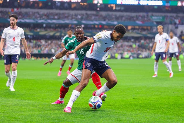MEXICO CITY, MEXICO - JULY 5: Julian Quinones of Mexico fouls Jarell Quansah of England during the FIFA World Cup, WM, Weltmeisterschaft, Fussball 2026 Round Of 16 match between Mexico and England at Mexico City Stadium on July 5, 2026 in Mexico City, Mexico.  Copyright: xMBxMediax