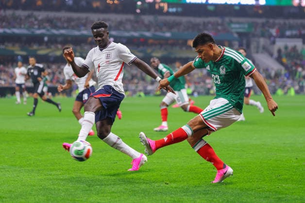 MEXICO CITY, MEXICO - JULY 5: Bukayo Saka of England attempts to block a cross from Jesus Gallardo of Mexico during the FIFA World Cup, WM, Weltmeisterschaft, Fussball 2026 Round Of 16 match between Mexico and England at Mexico City Stadium on July 5, 2026 in Mexico City, Mexico.  Copyright: xMBxMediax