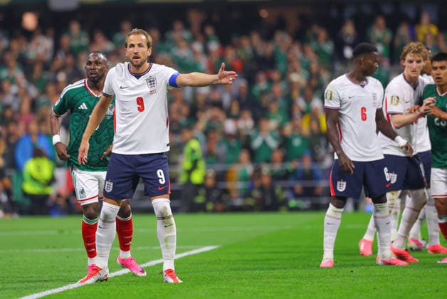 MEXICO CITY, MEXICO - JULY 5: Harry Kane of England asks for the ball in the box during the FIFA World Cup, WM, Weltmeisterschaft, Fussball 2026 Round Of 16 match between Mexico and England at Mexico City Stadium on July 5, 2026 in Mexico City, Mexico.  Copyright: xMBxMediax