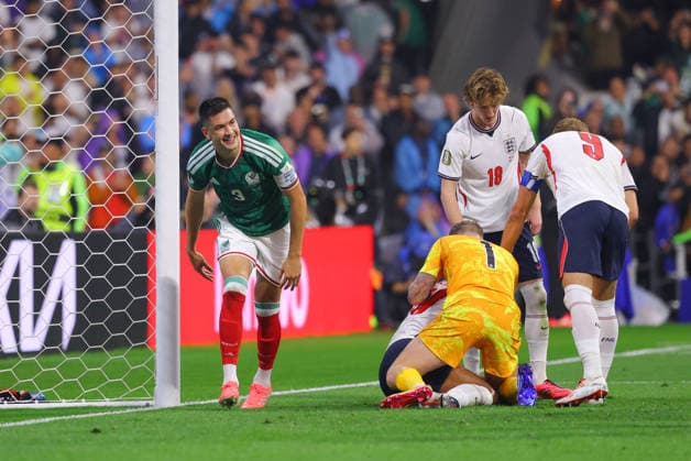 MEXICO CITY, MEXICO - JULY 5: CÃ sar Montes of Mexico dejected after missing a shot as Jordan Pickford of England cares to an injury during the FIFA World Cup, WM, Weltmeisterschaft, Fussball 2026 Round Of 16 match between Mexico and England at Mexico City Stadium on July 5, 2026 in Mexico City, Mexico.  Copyright: xMBxMediax
