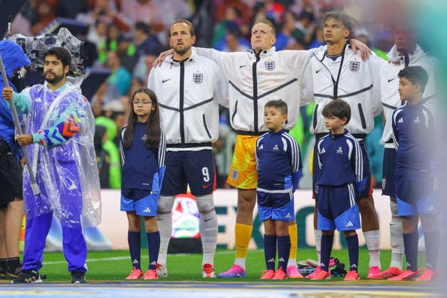 MEXICO CITY, MEXICO - JULY 5: Harry Kane of England (L), Jordan Pickford of England (C) and Nico O™Reilly of England (R) line up during the national anthem before the FIFA World Cup, WM, Weltmeisterschaft, Fussball 2026 Round Of 16 match between Mexico and England at Mexico City Stadium on July 5, 2026 in Mexico City, Mexico.  Copyright: xMBxMediax