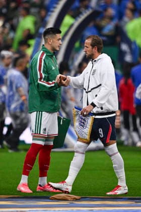 (260706) -- MEXICO CITY, July 6, 2026 -- Harry Kane (R) greets an opponent before the round of 16 match between Mexico and England at the 2026 FIFA World Cup, WM, Weltmeisterschaft, Fussball at the Mexico City Stadium, Mexico, July 5, 2026. ) (SP)MEXICO-MEXICO CITY-FOOTBALL-FIFA WORLD CUP-ROUND OF 16-MEX VS ENG WuxWei 