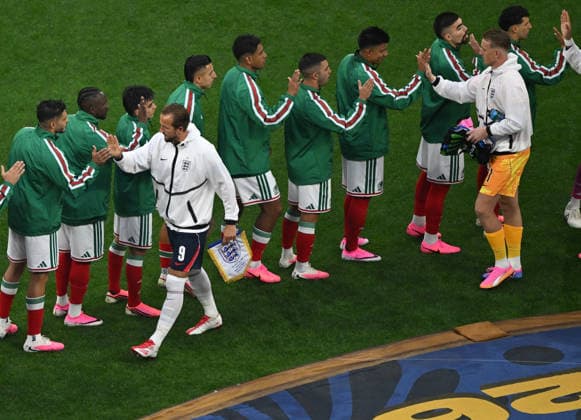 (260706) -- MEXICO CITY, July 6, 2026 -- Harry Kane (L, front) and Jordan Pickford (R, front) of England greets players of Mexico before the round of 16 match between Mexico and England at the 2026 FIFA World Cup, WM, Weltmeisterschaft, Fussball at the Mexico City Stadium, Mexico, July 5, 2026. ) (SP)MEXICO-MEXICO CITY-FOOTBALL-FIFA WORLD CUP-ROUND OF 16-MEX VS ENG LixMuzi 