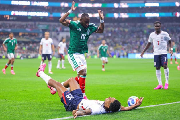 MEXICO CITY, MEXICO - JULY 5: Julian Quinones of Mexico fouls Jarell Quansah of England during the FIFA World Cup, WM, Weltmeisterschaft, Fussball 2026 Round Of 16 match between Mexico and England at Mexico City Stadium on July 5, 2026 in Mexico City, Mexico.  Copyright: xMBxMediax
