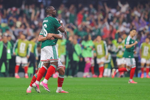 MEXICO CITY, MEXICO - JULY 5: Julian Quinones of Mexico celebrates with Erik Lira of Mexico after scoring a goal during the FIFA World Cup, WM, Weltmeisterschaft, Fussball 2026 Round Of 16 match between Mexico and England at Mexico City Stadium on July 5, 2026 in Mexico City, Mexico.  Copyright: xMBxMediax