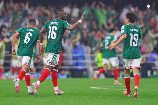 MEXICO CITY, MEXICO - JULY 5: Julian Quinones of Mexico celebrates with Gilberto Mora of Mexico after scoring a goal during the FIFA World Cup, WM, Weltmeisterschaft, Fussball 2026 Round Of 16 match between Mexico and England at Mexico City Stadium on July 5, 2026 in Mexico City, Mexico.  Copyright: xMBxMediax