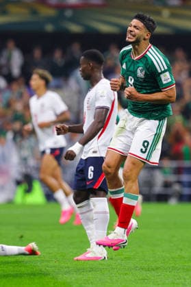 MEXICO CITY, MEXICO - JULY 5: Raul JimÃ nez of Mexico dejected after a shot is saved by Jordan Pickford of England during the FIFA World Cup, WM, Weltmeisterschaft, Fussball 2026 Round Of 16 match between Mexico and England at Mexico City Stadium on July 5, 2026 in Mexico City, Mexico.  Copyright: xMBxMediax