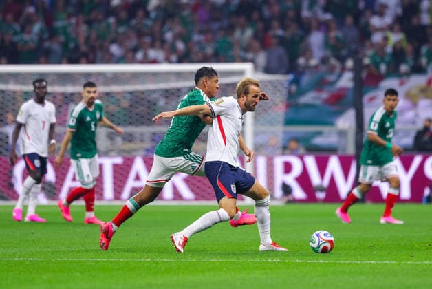 MEXICO CITY, MEXICO - JULY 5: Harry Kane of England and Jorge Sanchez of Mexico battle for possession during the FIFA World Cup, WM, Weltmeisterschaft, Fussball 2026 Round Of 16 match between Mexico and England at Mexico City Stadium on July 5, 2026 in Mexico City, Mexico.  Copyright: xMBxMediax
