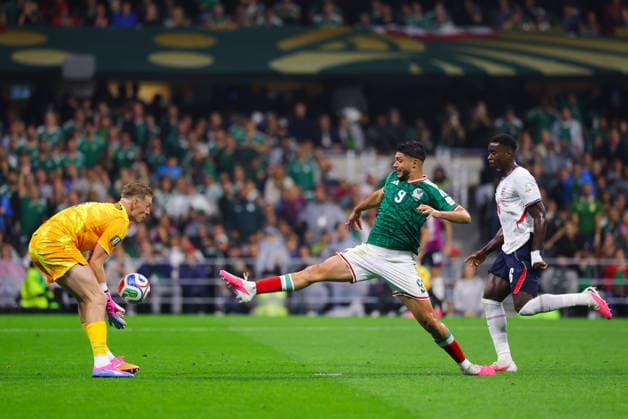 MEXICO CITY, MEXICO - JULY 5: Raul JimÃ nez of Mexico takes a shot which is saved by Jordan Pickford of England during the FIFA World Cup, WM, Weltmeisterschaft, Fussball 2026 Round Of 16 match between Mexico and England at Mexico City Stadium on July 5, 2026 in Mexico City, Mexico.  Copyright: xMBxMediax