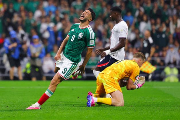MEXICO CITY, MEXICO - JULY 5: Raul JimÃ nez of Mexico dejected after a shot is saved by Jordan Pickford of England during the FIFA World Cup, WM, Weltmeisterschaft, Fussball 2026 Round Of 16 match between Mexico and England at Mexico City Stadium on July 5, 2026 in Mexico City, Mexico.  Copyright: xMBxMediax