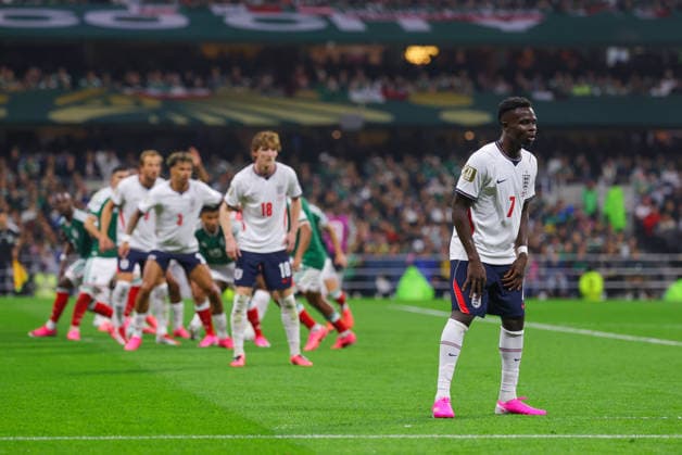 MEXICO CITY, MEXICO - JULY 5: Bukayo Saka of England and players line up for a free kick during the FIFA World Cup, WM, Weltmeisterschaft, Fussball 2026 Round Of 16 match between Mexico and England at Mexico City Stadium on July 5, 2026 in Mexico City, Mexico.  Copyright: xMBxMediax