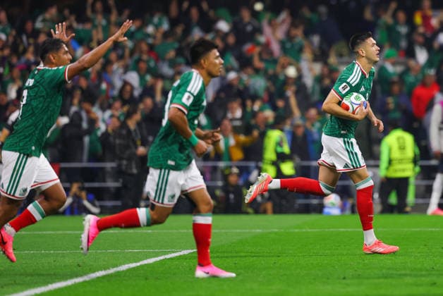 MEXICO CITY, MEXICO - JULY 5: Roberto Alvarado of Mexico runs with the ball after Julian Quinones of Mexico scores a goal 2-1 during the FIFA World Cup, WM, Weltmeisterschaft, Fussball 2026 Round Of 16 match between Mexico and England at Mexico City Stadium on July 5, 2026 in Mexico City, Mexico.  Copyright: xMBxMediax