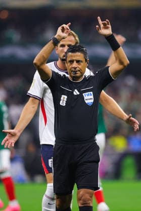 MEXICO CITY, MEXICO - JULY 5: Referee, Alireza Faghan instructs players during the FIFA World Cup, WM, Weltmeisterschaft, Fussball 2026 Round Of 16 match between Mexico and England at Mexico City Stadium on July 5, 2026 in Mexico City, Mexico.  Copyright: xMBxMediax