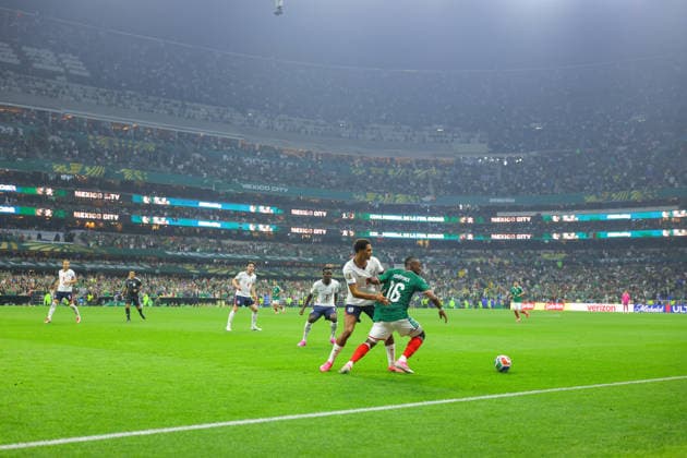 MEXICO CITY, MEXICO - JULY 5: Jarell Quansah of England and Julian Quinones of Mexico battle for possession during the FIFA World Cup, WM, Weltmeisterschaft, Fussball 2026 Round Of 16 match between Mexico and England at Mexico City Stadium on July 5, 2026 in Mexico City, Mexico.  Copyright: xMBxMediax