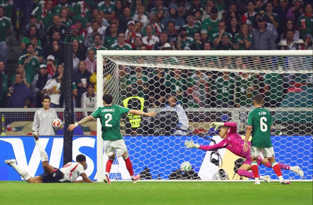 England s Jude Bellingham (10) scores his first goal against Mexico in the first half of a Round of 16 FIFA World Cup, WM, Weltmeisterschaft, Fussball match at Mexico City Stadium in Mexico City, Mexico, on Sunday, July 5, 2026. Bellingham scored two goals within less than two minutes of each other.  MEX20260705814 CHRISTIANxBRUNSKILL