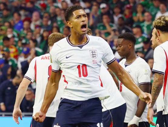 England s Jude Bellingham (10) celebrates after Harry Kane scored on a penalty kick against Mexico in the second half of a Round of 16 FIFA World Cup, WM, Weltmeisterschaft, Fussball match at Mexico City Stadium in Mexico City, Mexico, on Sunday, July 5, 2026.  MEX20260705815 CHRISTIANxBRUNSKILL